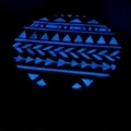 Une table brillante dans le noir