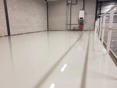 Eindresultaat epoxy vloercoating RAL 7035