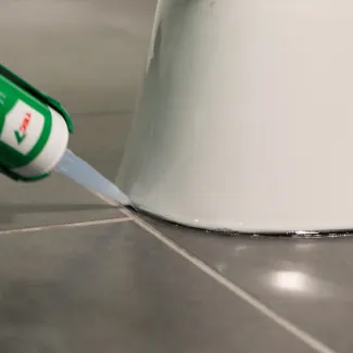 Toiletpot afkitten met Tec7 Transclear