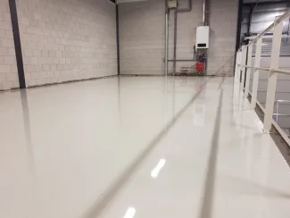 Eindresultaat epoxy vloercoating RAL 7035