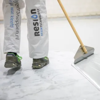 Epoxy gietvloer verdelen met rakel